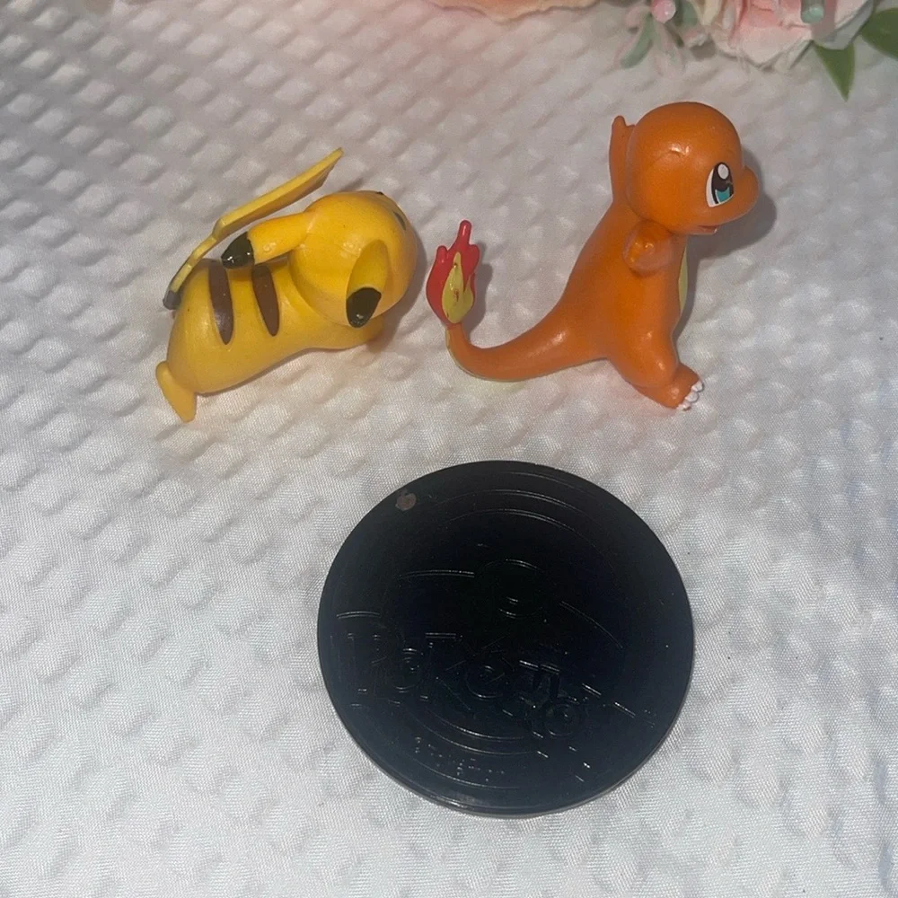 Pokemon Collection 2 - PIKACHU & Charmander Figure Nintendo Go Anime And Coin